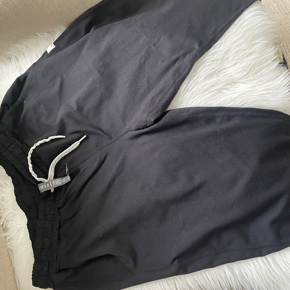 Vouri black joggers